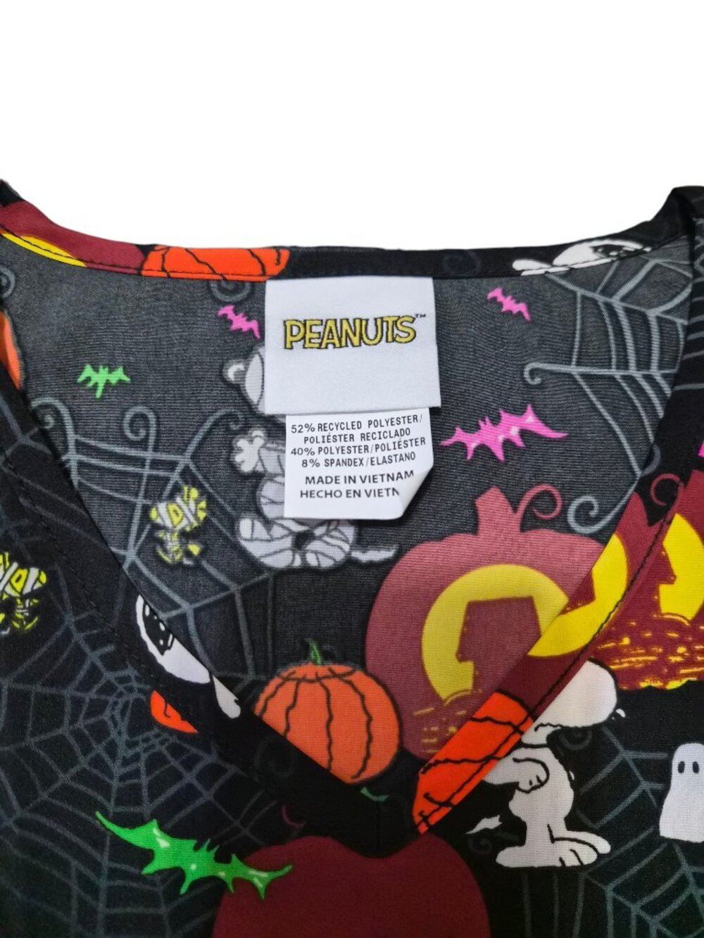 Womens V-Neck Scrub Top Peanuts Charlie Brown Spooky Snoopy Halloween Size S-3XL - Picture 8 of 8